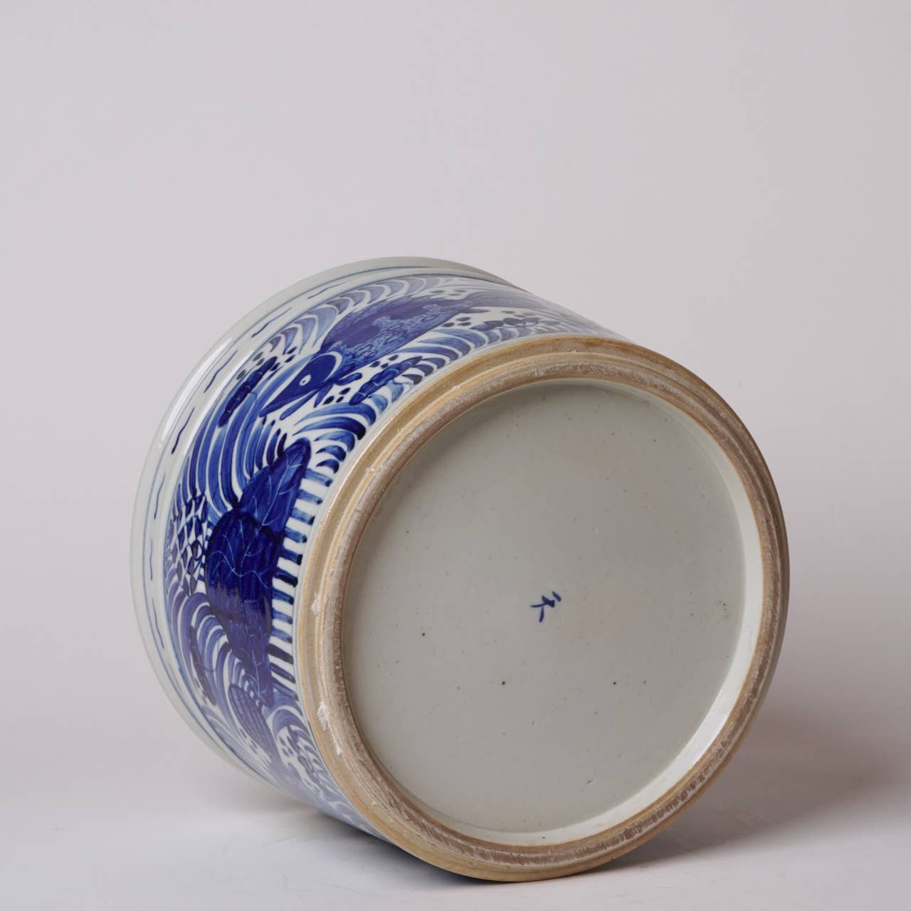 Cobalt Guild – wholesale Inomhuskruka – Blå och vit porslinsfisk och lotus bred cachepot3