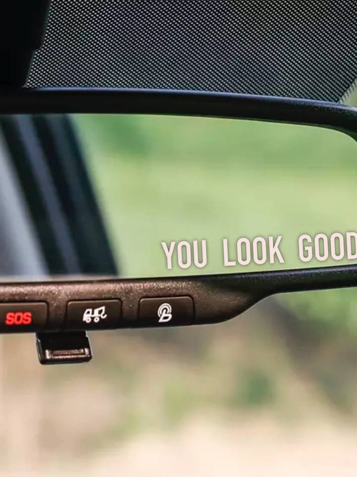 Autocollant miroir You Look Good | Vinyle pour rétroviseur | Autocollant mignon pour pare-chocs | Autocollant pour voiture | Rising River Co pour la vente par Rising River Co