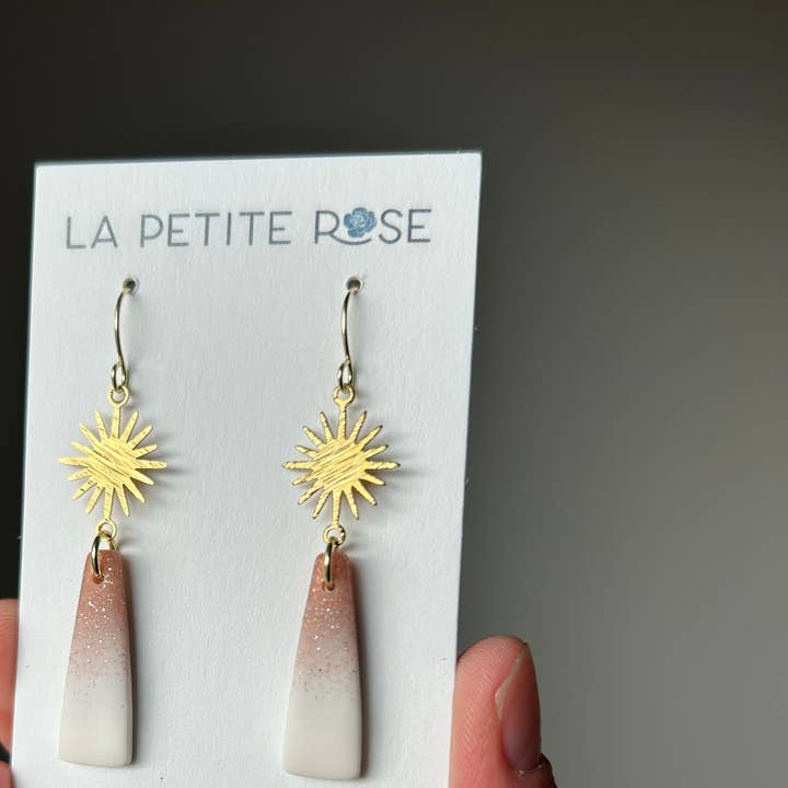 Roze roségouden oorbellen van klei, minimalistische bengelende sieraden voor wholesale door La Petite Rose LLC