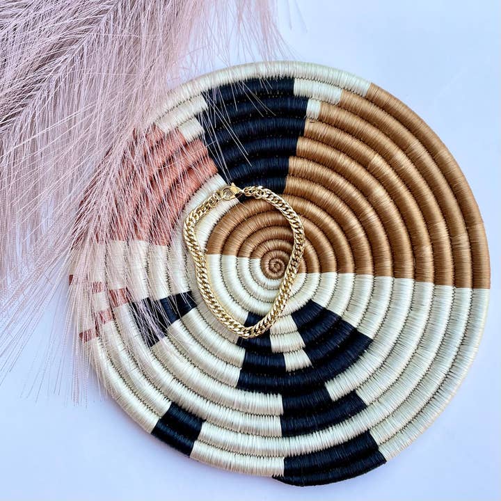 Le bracelet chaîne en or pour la vente par Pizzazzed by Mads