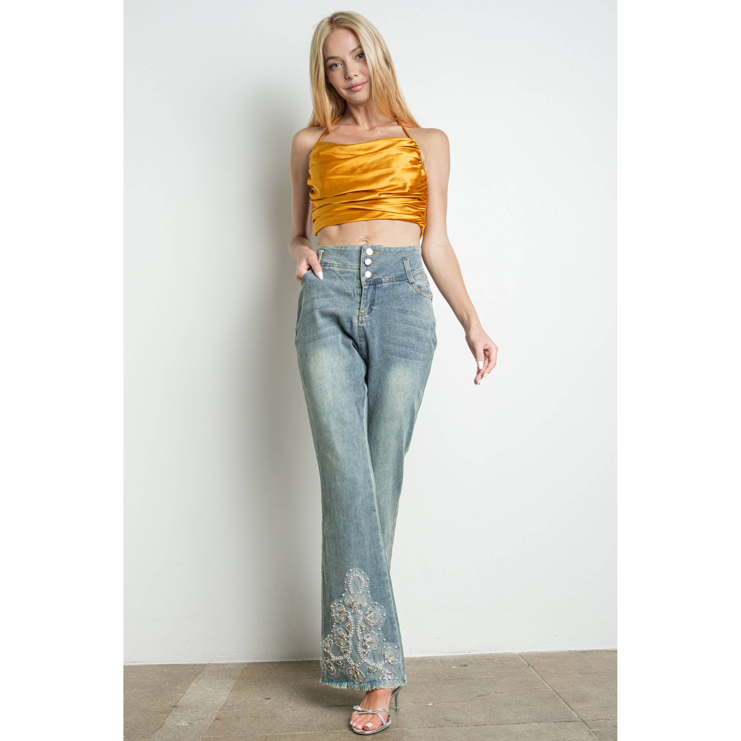 Lichte denim KIWI stretch denim jeans met uitlopende pijpen en geborduurde kraaltjes voor groothandel op Faire6