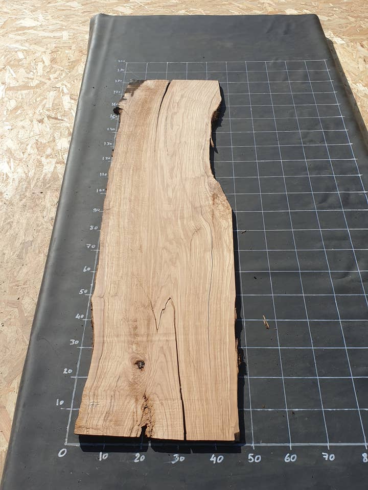 Olive wood board N°77 for wholesale by oliepoxy