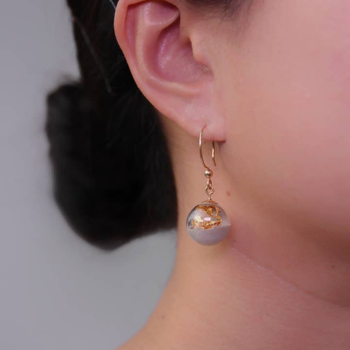 Grandes boucles d'oreilles pendantes en forme de sphère en verre et béton - Gris pour la vente par Doty Chou Objects