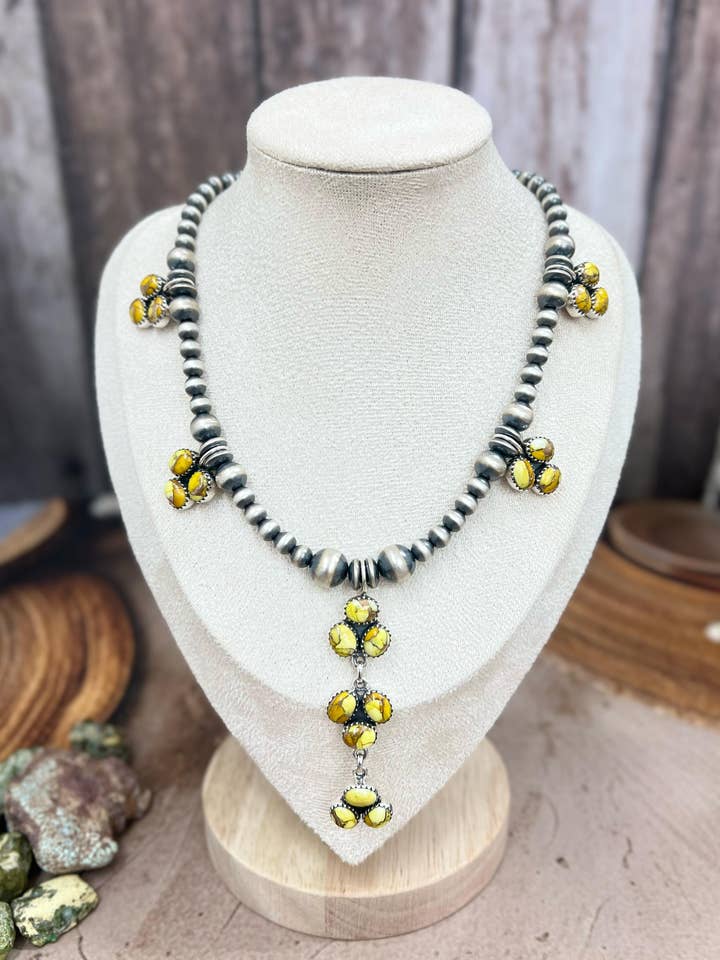 Håndlavet halskæde i sterlingsølv med honningdahlia-perler og signeret Nizhoni for engroshandel hos Nizhonitradersllc