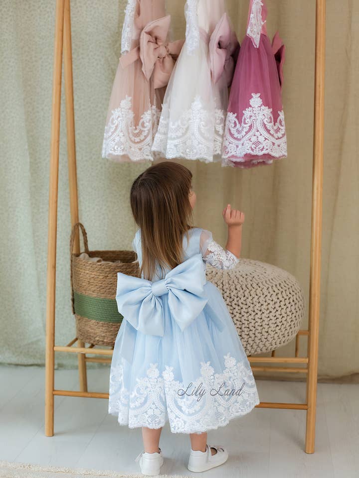 Robe Amelie pour fille en bleu ciel à manches longues en dentelle pour la vente par Lilyland
