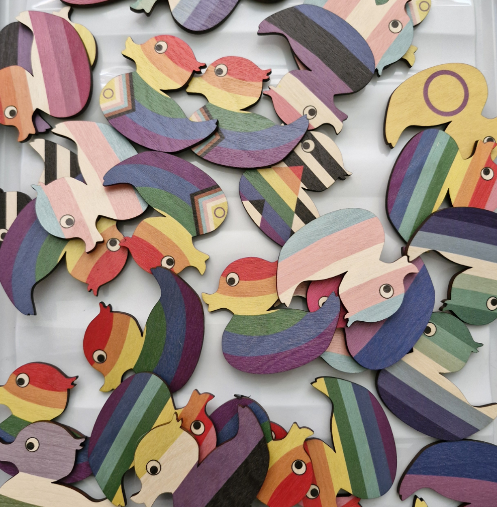 Dukki Gifts – wholesale Magnet – Pride flag duck shaped LGBTQIA+ wooden fridge magnets14