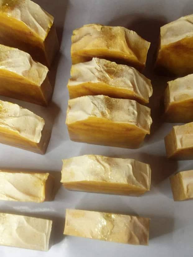 Savons au curcuma, au curry et aux carottes pour la vente par Lala's Soaps