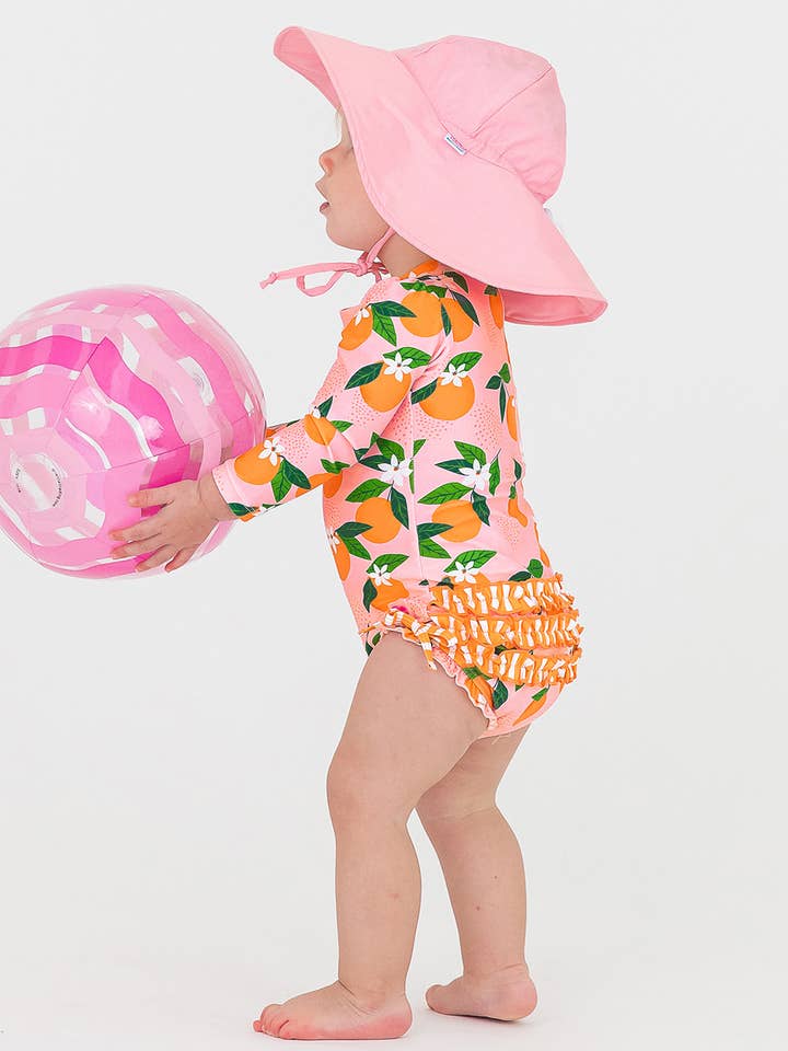 Rosa Bebisflickor Orange You The Sweetest Långärmad Enstycks Rash Guard Baddräkt med Signatur Bakvolanger för wholesale på Faire4