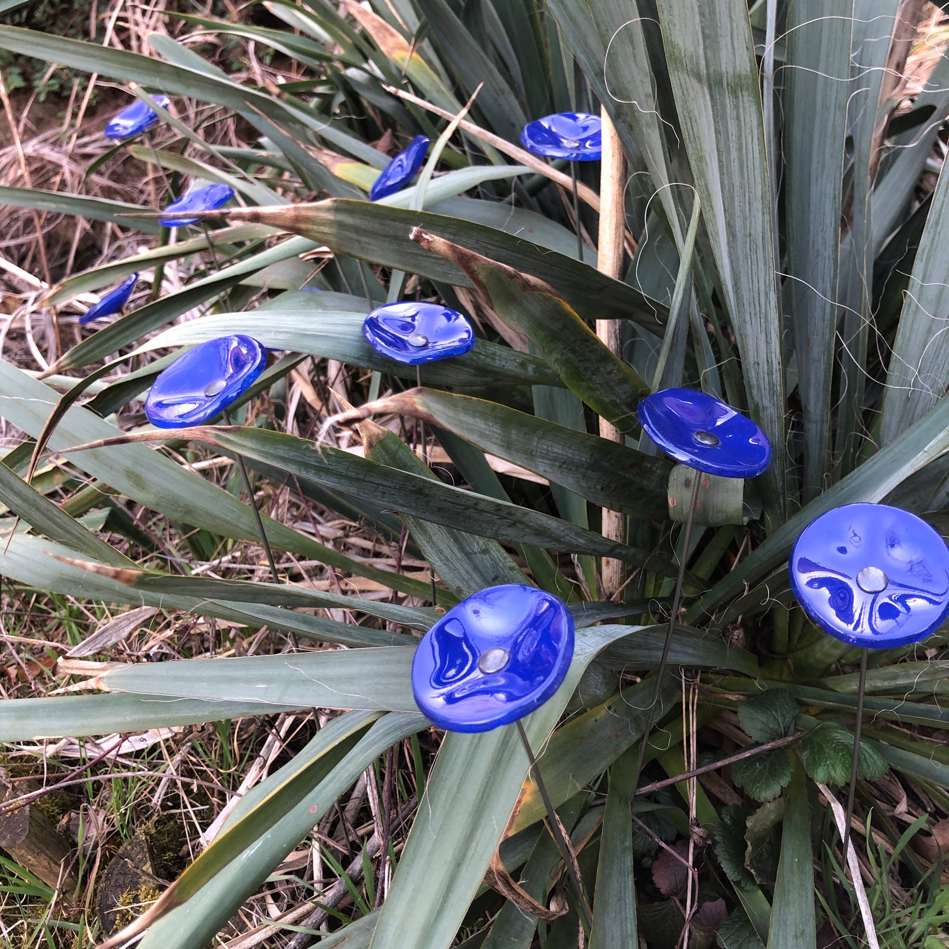 CARNEOL GLASS - Wholesale Garden/Lawn Stake - Small Glass Flower For Outside In L.Blue16