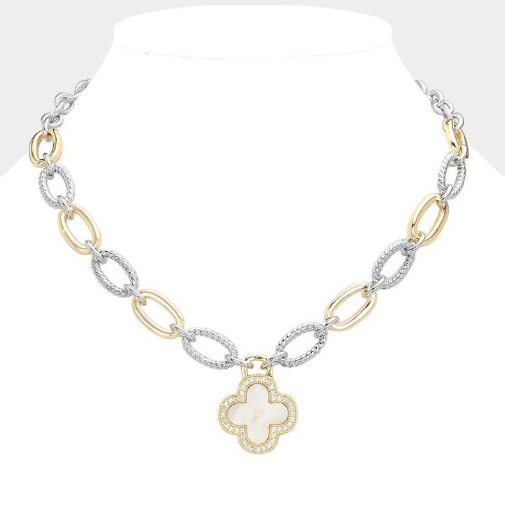 Collar con colgante de cuatro hojas pavimentado en piedra CZ de dos tonos y metal texturizado. para venta al por mayor de Sensibling Corp.