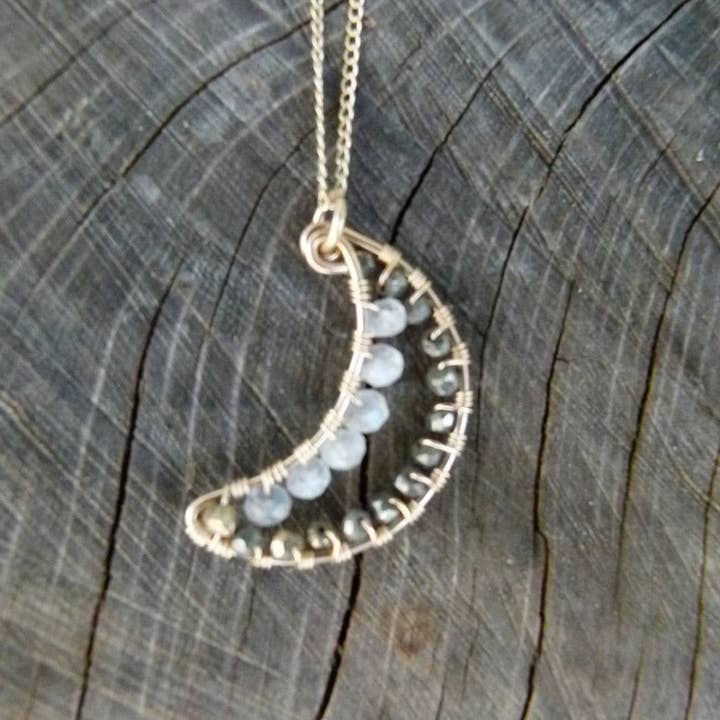 Lexi Jewelry – Großhandel Kette mit Anhänger/Charm – Mosaik-Mondkette - Pyrit und Mondstein0