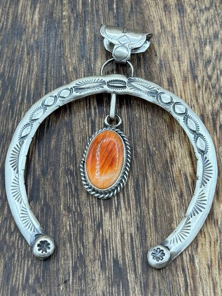 Navajo handgefertigter Anhänger aus Sterlingsilber mit gestempelter roter Spiny Oyster Shell Naja. für den Großhandel von Native City Jewelry