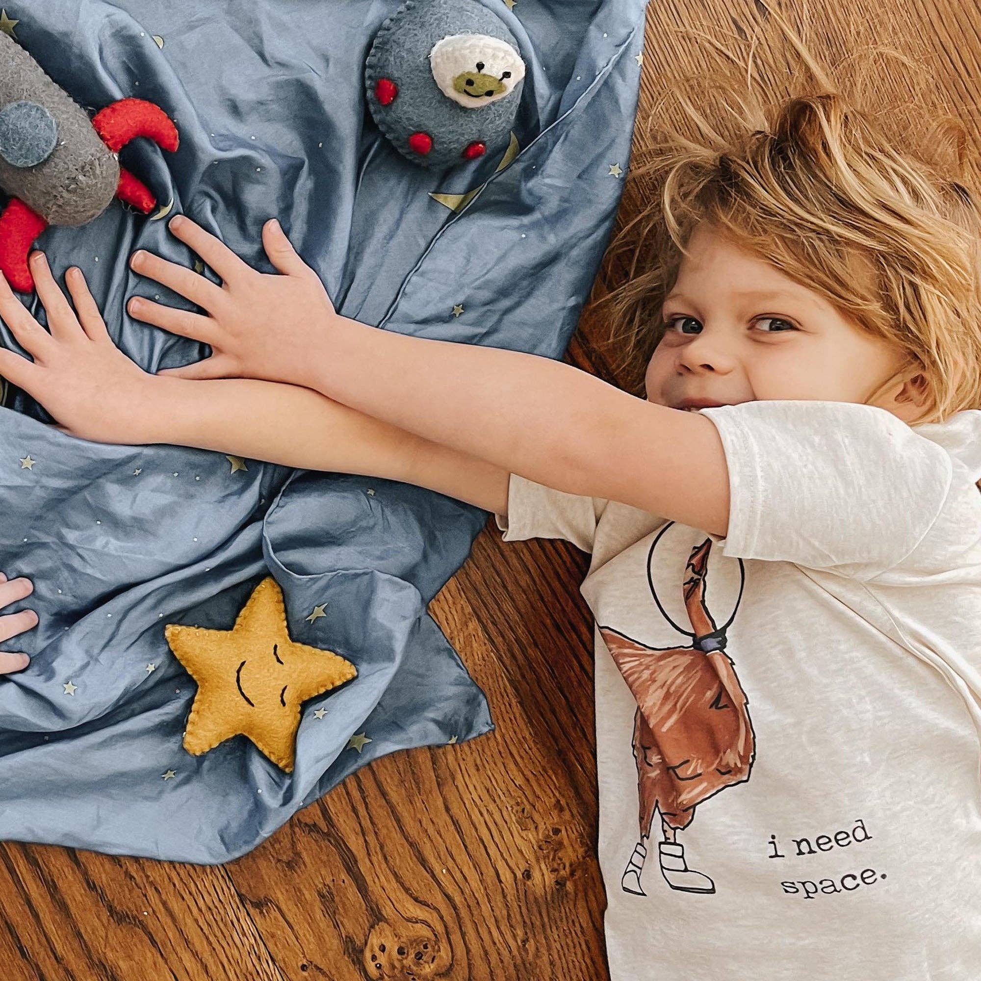 Barefoot Baby - Venta al por mayor Camiseta serigrafiada - Niños - Camiseta de niño divertida «I need space» con gallina y tema espacial4