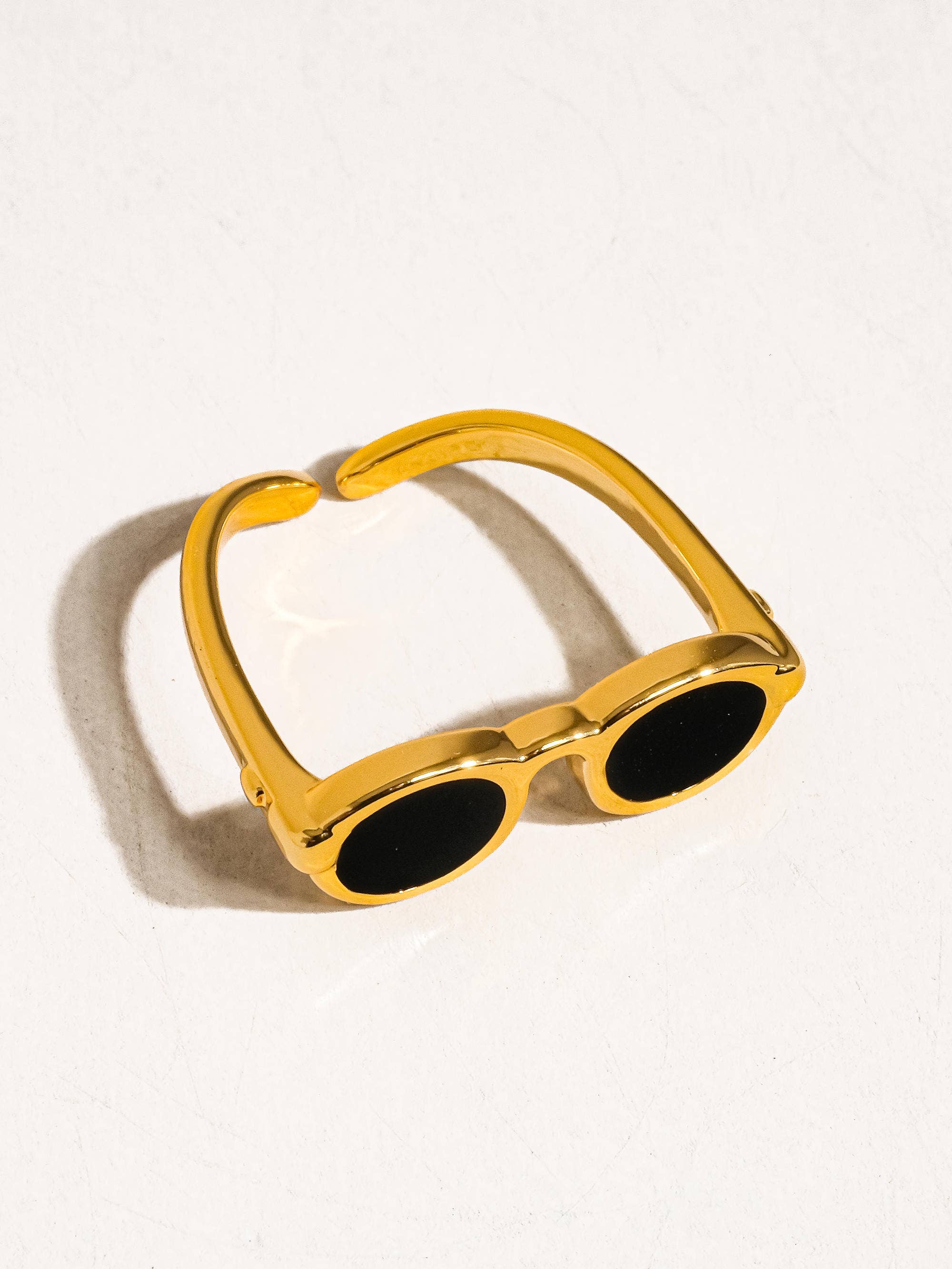 Zwart Dean verstelbare ring met 18-karaats gouden zonnebrildesign voor groothandel op Faire3