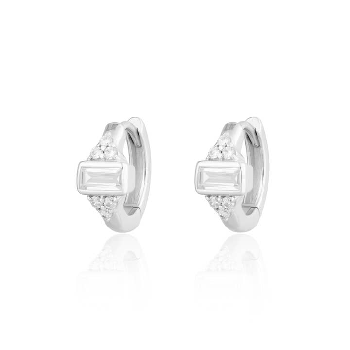 Boucles d'oreilles Huggie Audrey avec pierres transparentes pour la vente par Scream Pretty - Sustainable Jewellery