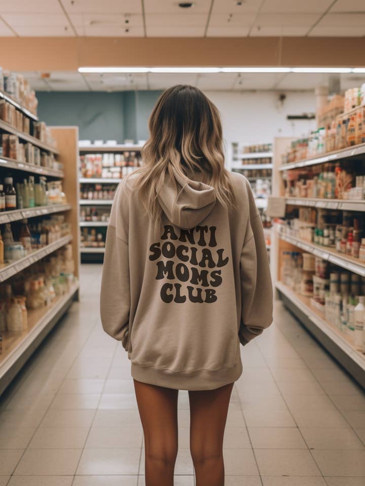 ANTI SOCIALE MOMS KLUB HÆTTETRØJE for engroshandel hos LOLA MAGNOLIA