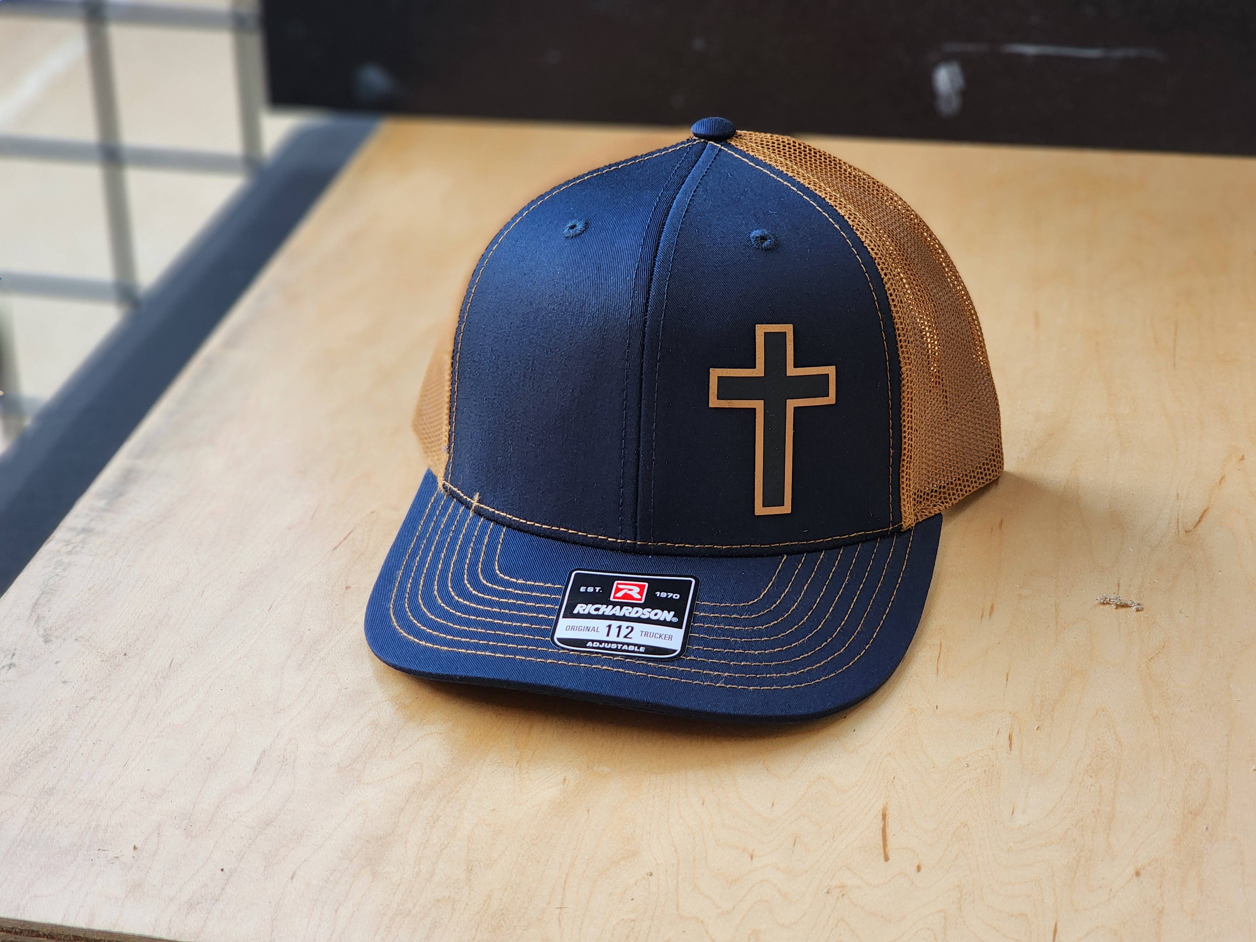 Knot Creatives – Großhandel Trucker-Cap – Unisex – Marineblaues Tan-Mesh-Trucker-Cap mit Kreuzdesign2