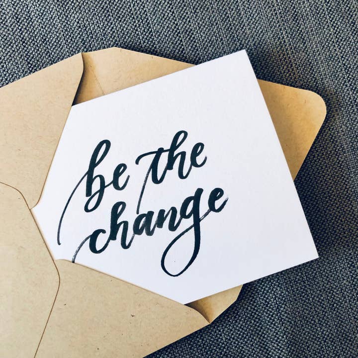 Carte de vœux en calligraphie moderne "Soyez le changement" pour élever des enfants forts pour la vente par Dear Daughters Design