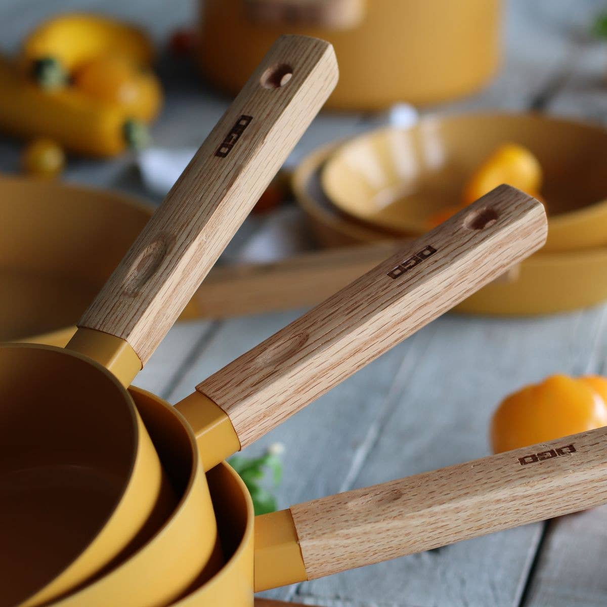 Ogo living – Großhandel Kasserollen – 20-cm-Vektor-Topf aus gelbem Aluminium mit Holzgriff3