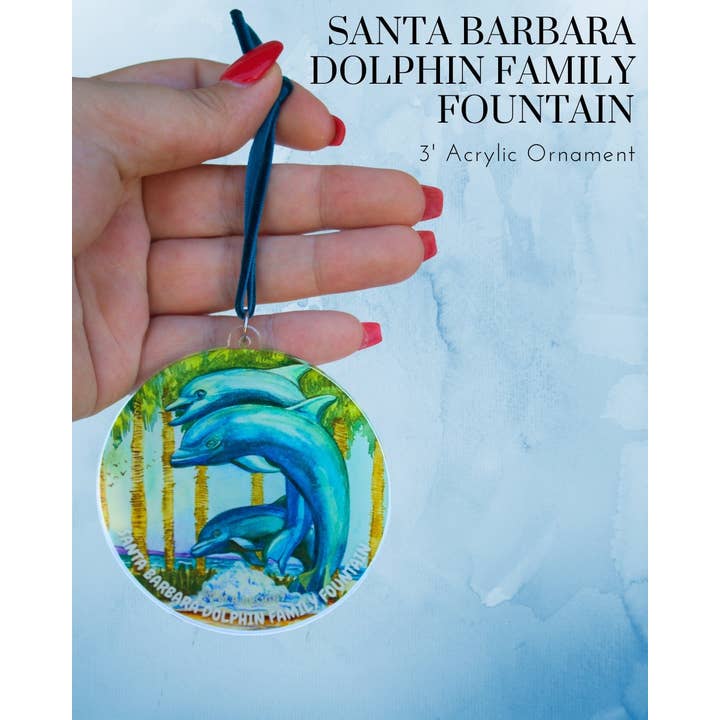 Ornamento in acrilico Fontana della Famiglia di Delfini di Santa Barbara per la vendita all'ingrosso da parte di Chloe Marie Hourdequin Designs