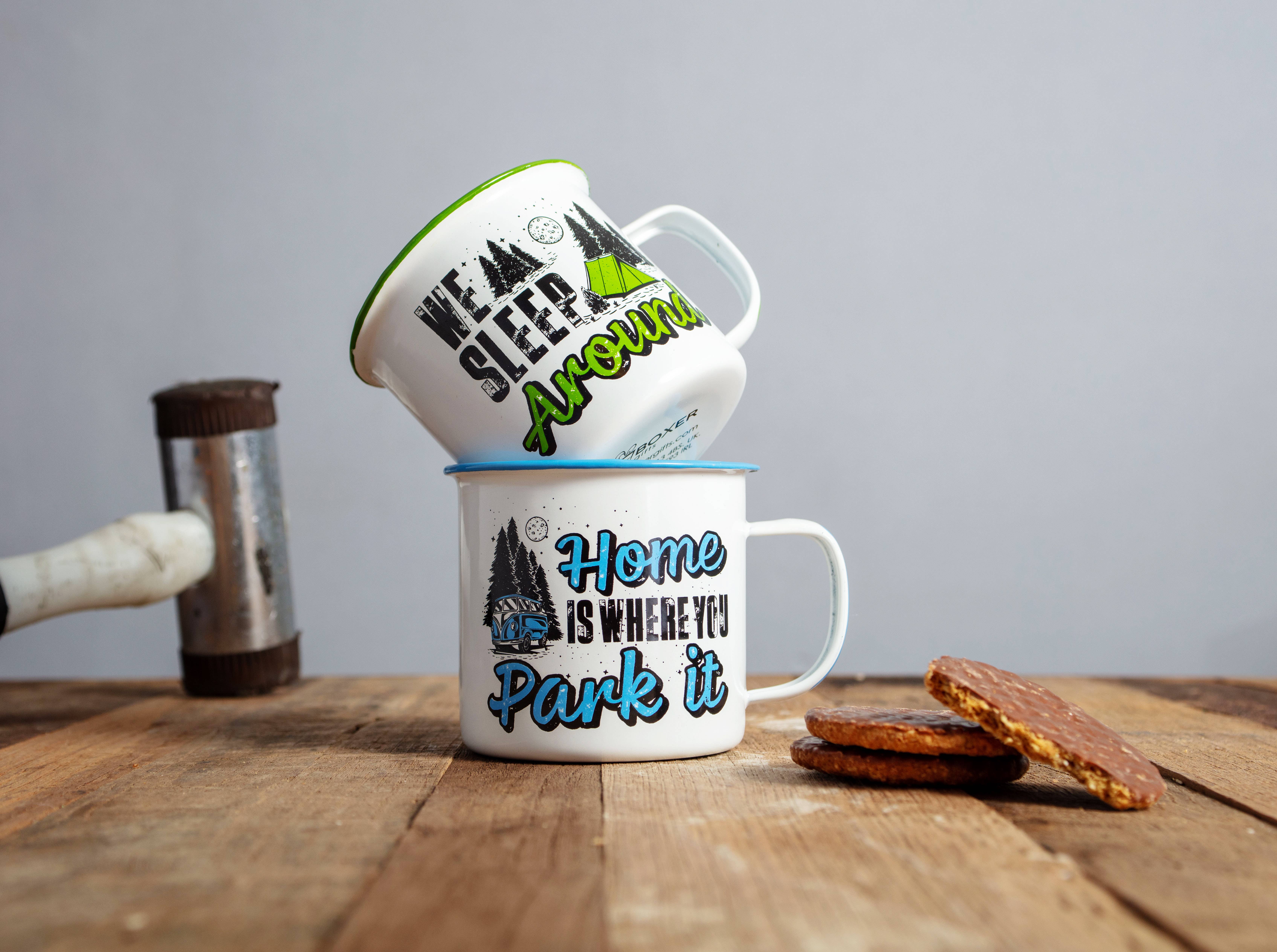 Boxer Gifts EU – wholesale Kaffekoppar – Boxer Gifts EU 'We Sleep Around' Emaljmugg för camping och resa2