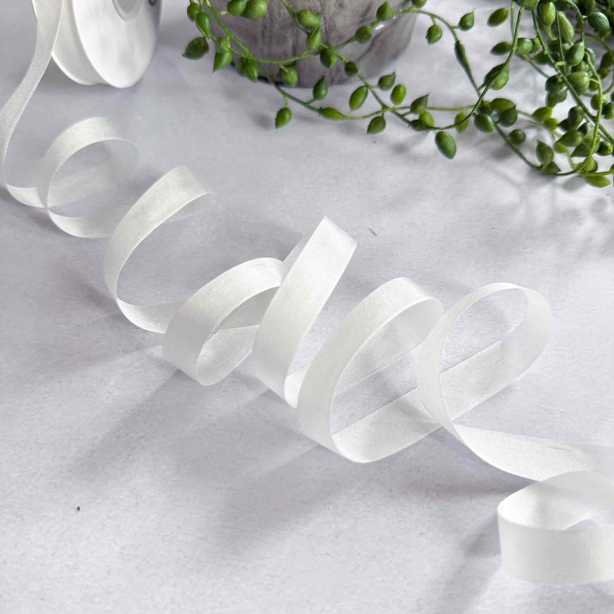 The Natural Paper Company – fita para embrulhar presentes por atacado – Fita de Seda Estreita com Borda Fechada em Branco - 13mm0