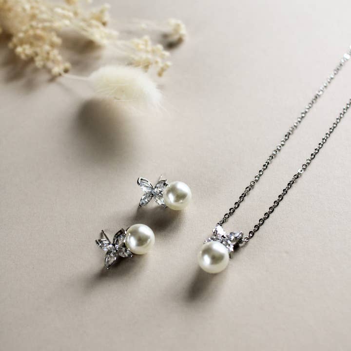 Orecchini e collana Katie per la vendita all'ingrosso da parte di Copper Lane Gift Co.