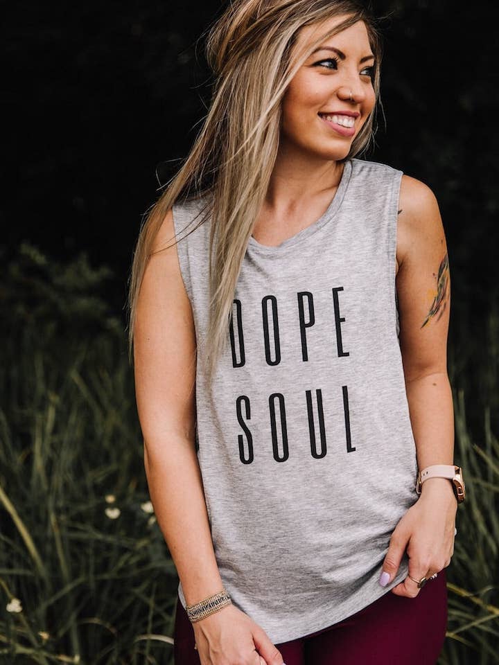 Dope Soul Muscle Tank Heather Grey Träningsyogatränna för wholesale av Rad Vibes Only
