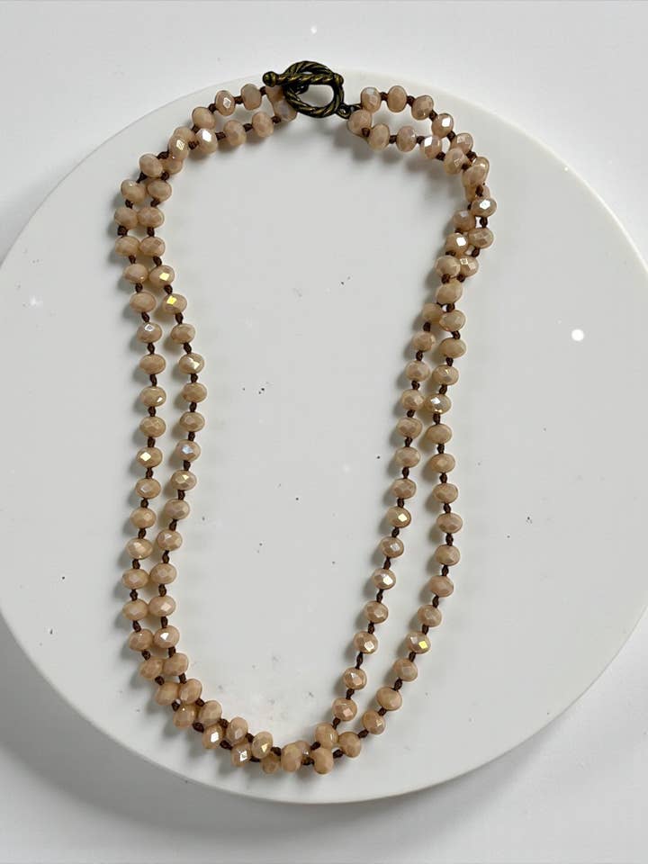 18" dobbeltstrenget håndknyttet dobbeltlags halskæde med toggle-lås for engroshandel hos Ava Capri