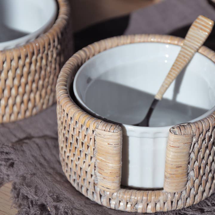 Vit ramskål i porslin med hållare i vitmålad, handsnidad rotting för wholesale av Pagan