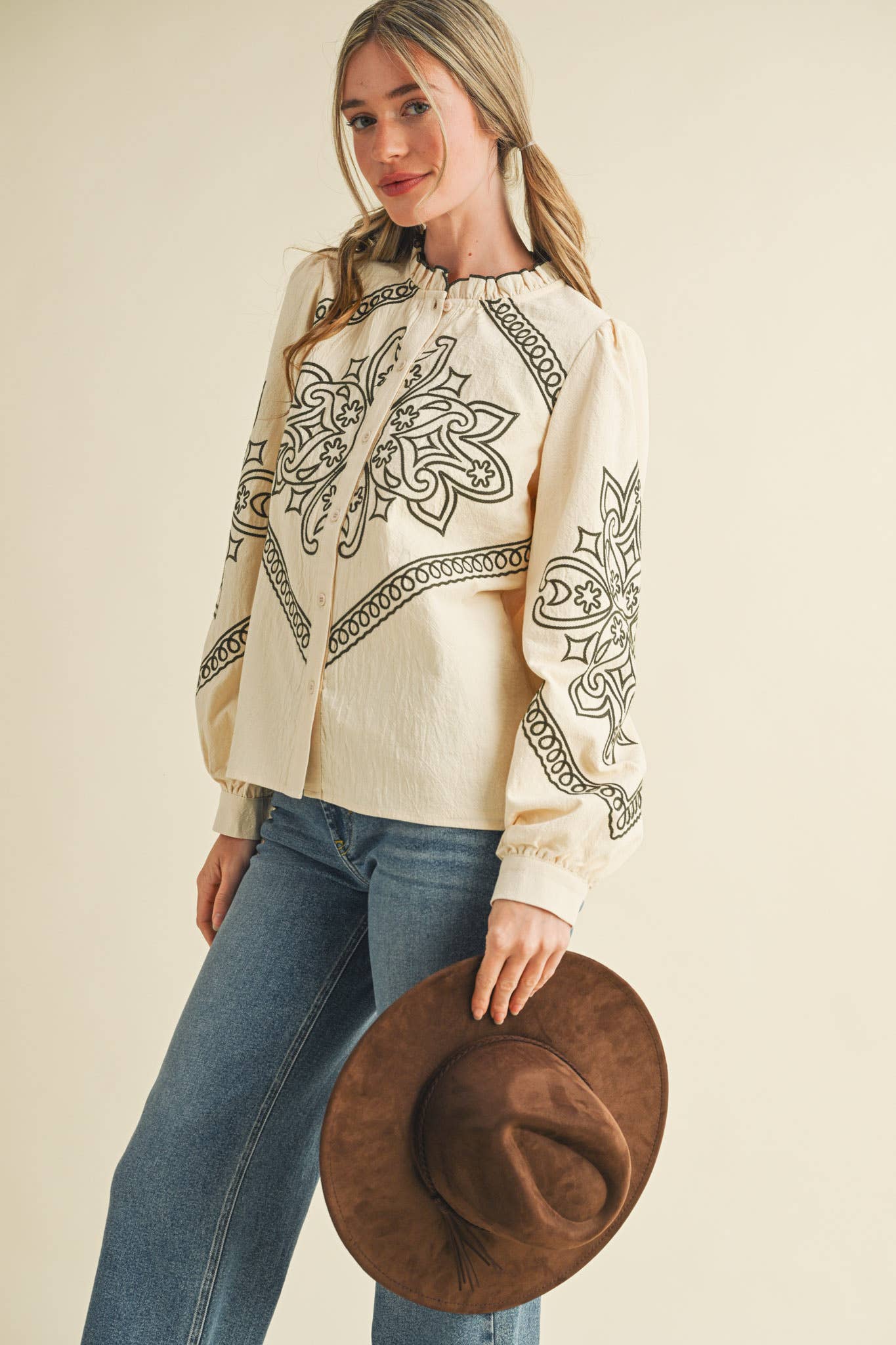 &MERCI – Engroshandel Skjorte med buttondown – til kvinder – BRODERET MOCK NECK KNAPPEBLUSE MTP333660