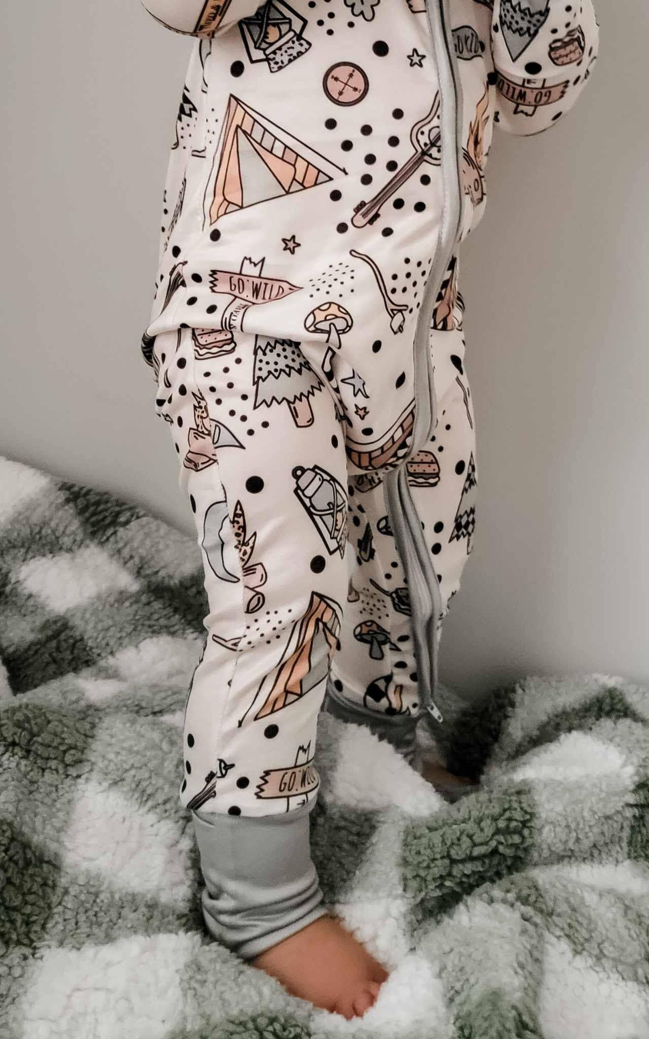 Rufflеѕ & Bоwtіеѕ - Affordable Boys & Girls Clothing – Fato de dormir – Bebé por atacado – Pijama de Bebé com Fecho Duplo Verde Acampamento ao Ar Livre3