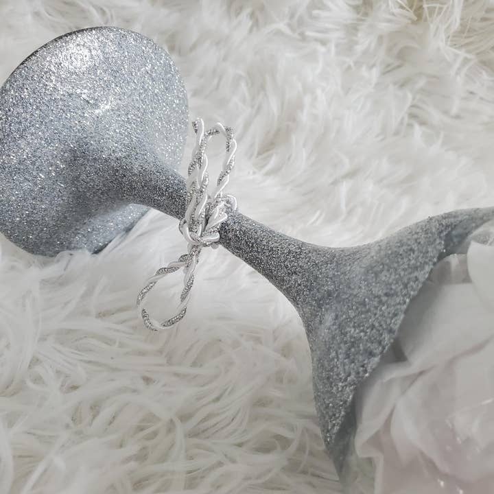 Tots And Tumblers Art – wholesale Wine glass – Cheers to the New Year Silver Glittered Stemmed Wine Glass2