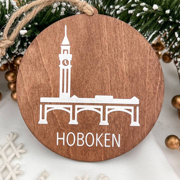 Adorno de Monumento Personalizado | Adorno redondo de madera de 4 pulgadas para venta al por mayor de Hometown Hello