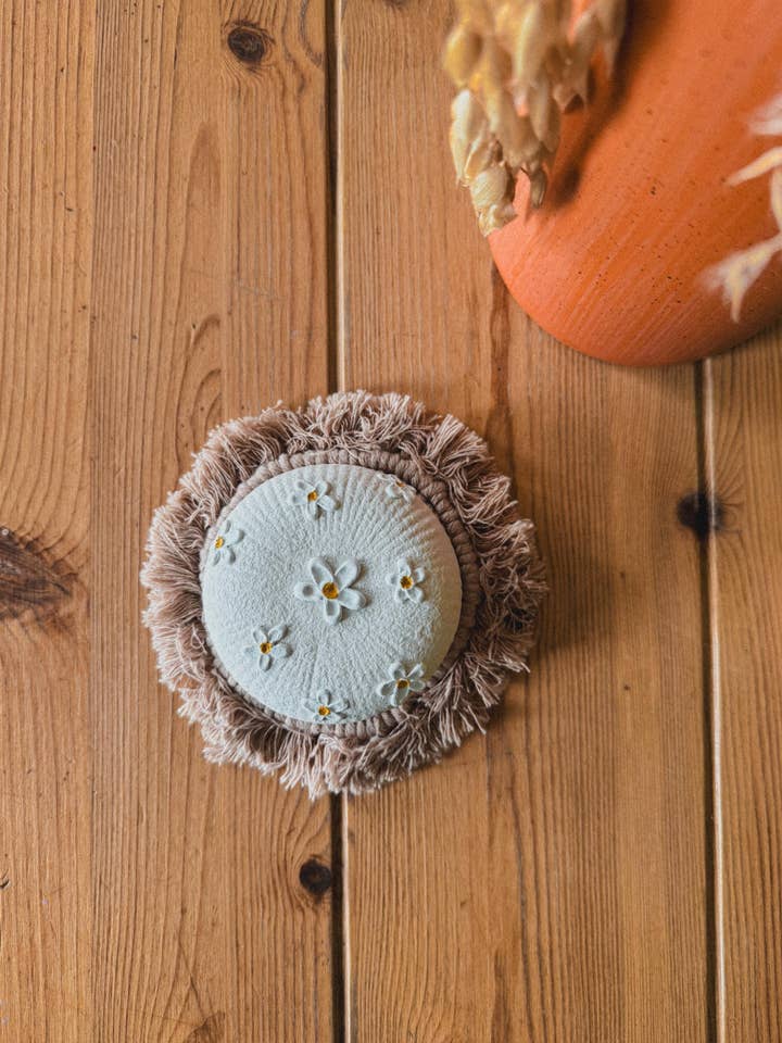 Classic Daisy Ceramic Ring Holder w/ Lid and Flower Texture for wholesale by Casinha Flores