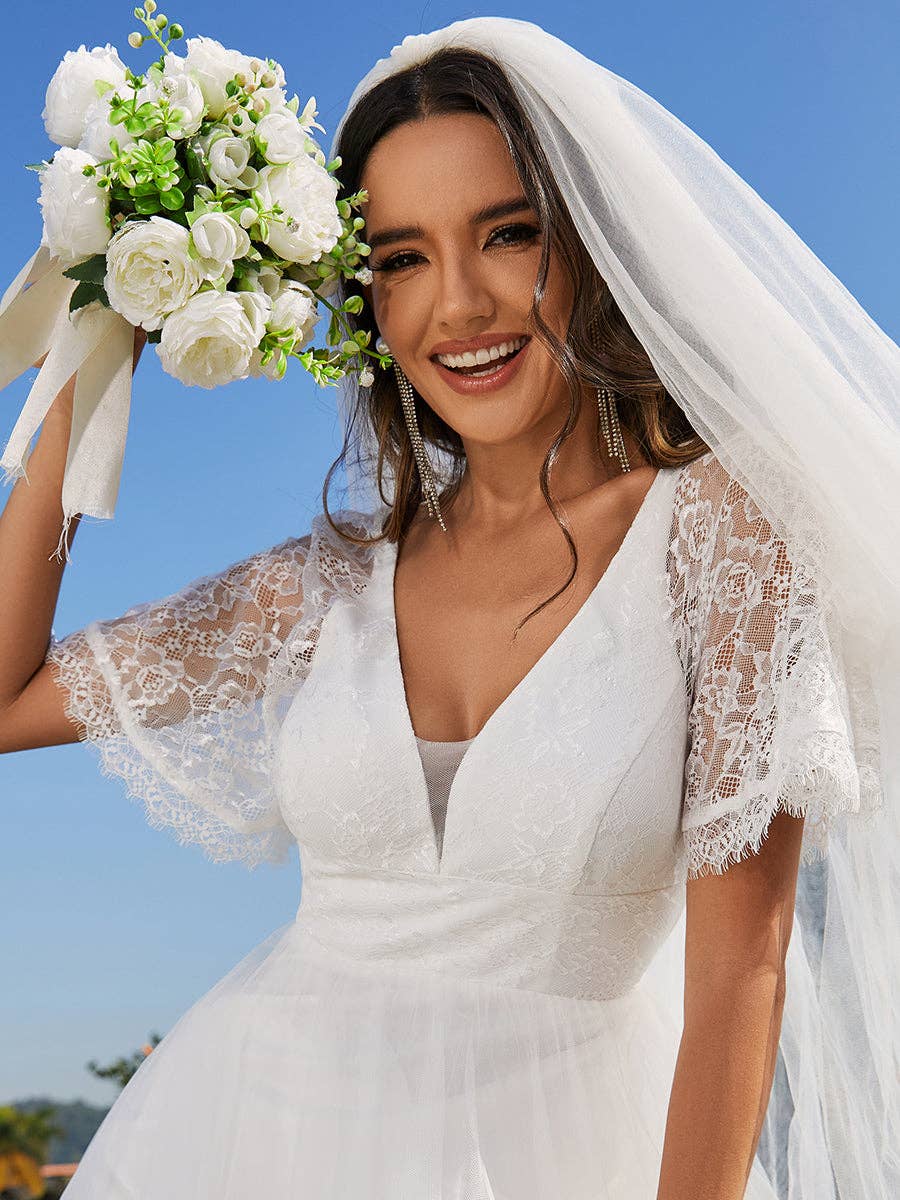 Blanc Robes de mariée en dentelle brodée à encolure en V et coupe trapèze en vente sur Faire1