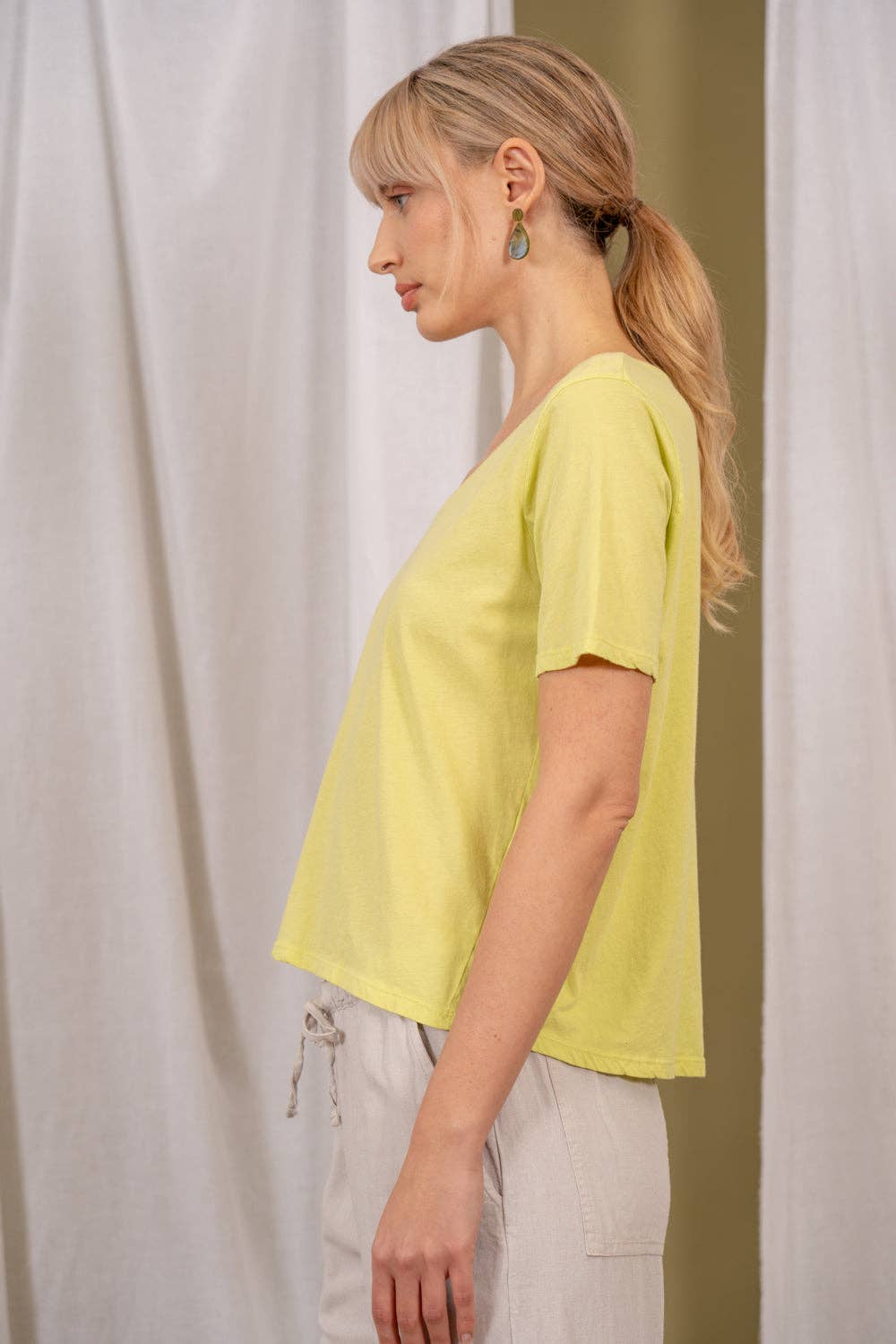 POEMS BCN – Engroshandel T-shirt – til kvinder – TIKEI bomulds T-shirt med V-hals3