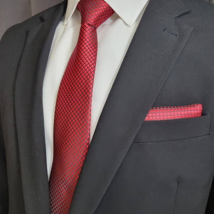 Cravate géométrique rouge et carré de poche pour la vente par The Upscale Banker