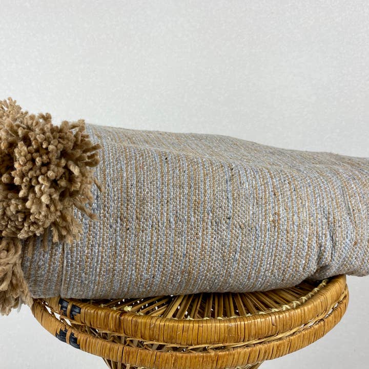 Eclectic Collective – Großhandel Überwurfdecke – Pom-Pom Decke in Tan/Grau1