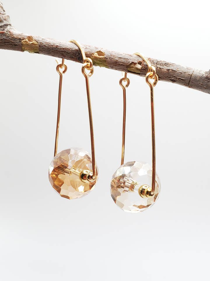 Ohrringe, schwingende goldene Kristallkugel für den Großhandel von Jezabel Adornment