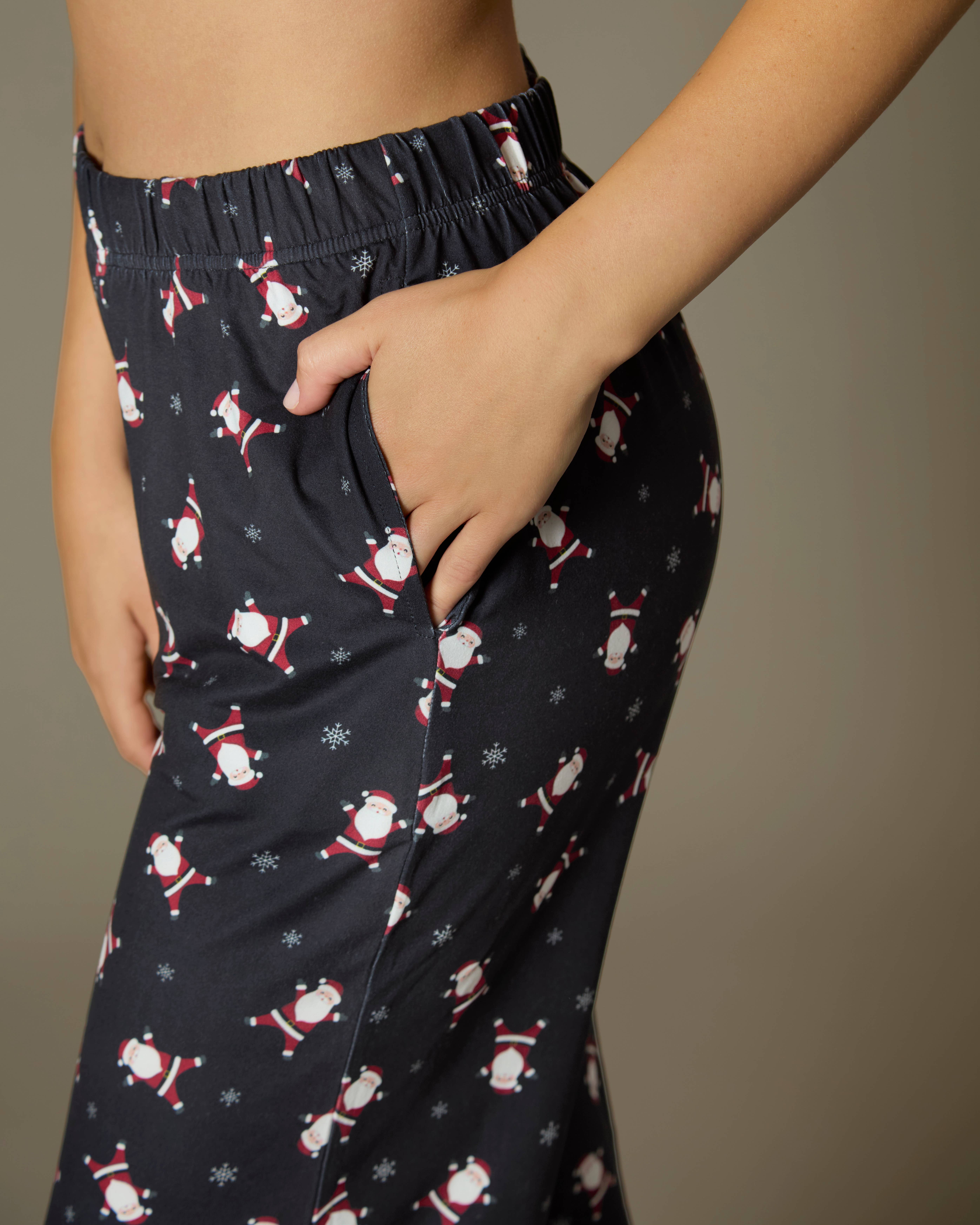 Nero Pantaloni del pigiama da donna con Babbo Natale in borsa in vendita all'ingrosso su Faire5