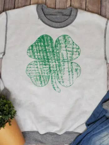 Distressed Shamrock - Sweatshirt met binnenstebuiten voor wholesale door Pickle Tees Wholesale