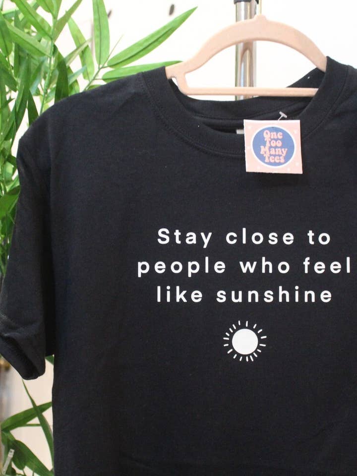 Camiseta Fique perto de pessoas que se sentem como o sol por atacado de One Too Many Tees