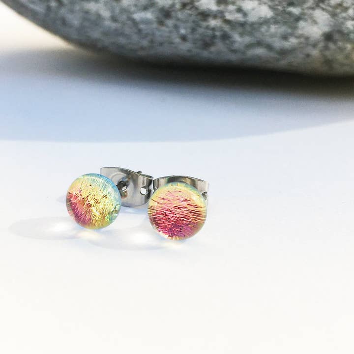 Flame Work Designs - Glass Jewelry - Venta al por mayor Pendientes de botón/aretes de poste - Minipendientes de vidrio dicroico, tarta de queso con fresas, 6 mm