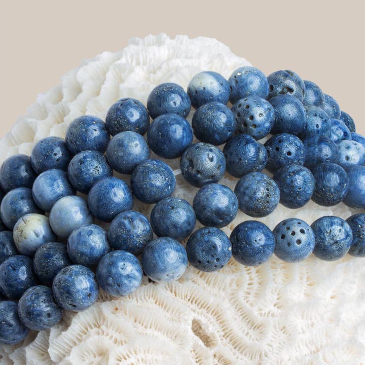 Perline tonde in corallo fossile blu da 8 mm, 45 cm per la vendita all'ingrosso da parte di The Bead Traders