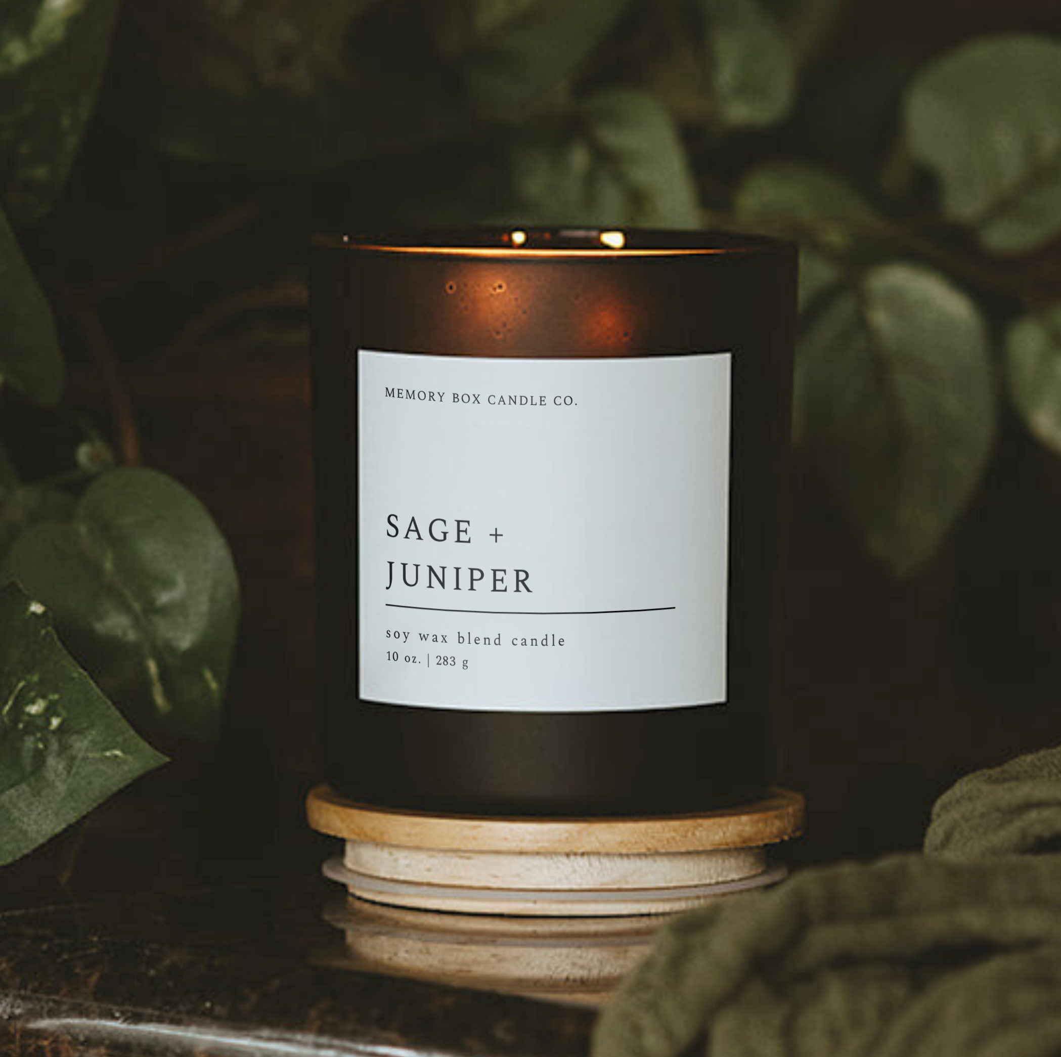 Memory Box Candle Co. - Vente Bougie en bocal - Bougie en cire de soja - Sauge + Genévrier - 10 oz. Verre noir mat1