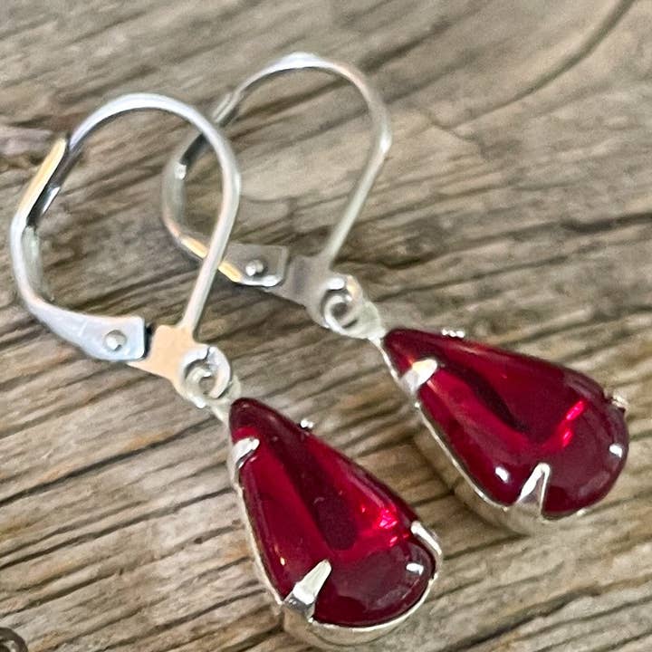 Christine Stoll | Altered Relics - Vente Boucles d'oreilles pendantes - Boucles d'oreilles en strass vintage rouge rubis foncé1