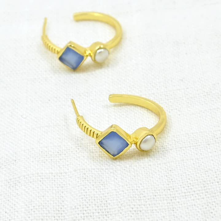 Brincos de Argola Freya Ouro - Chalcedony Pérola & Azul e outras tendências em Compre bijuterias frete gratis B2B. Devoluções gratuitas e condições de pagamento a 60 dias na Faire na Faire.