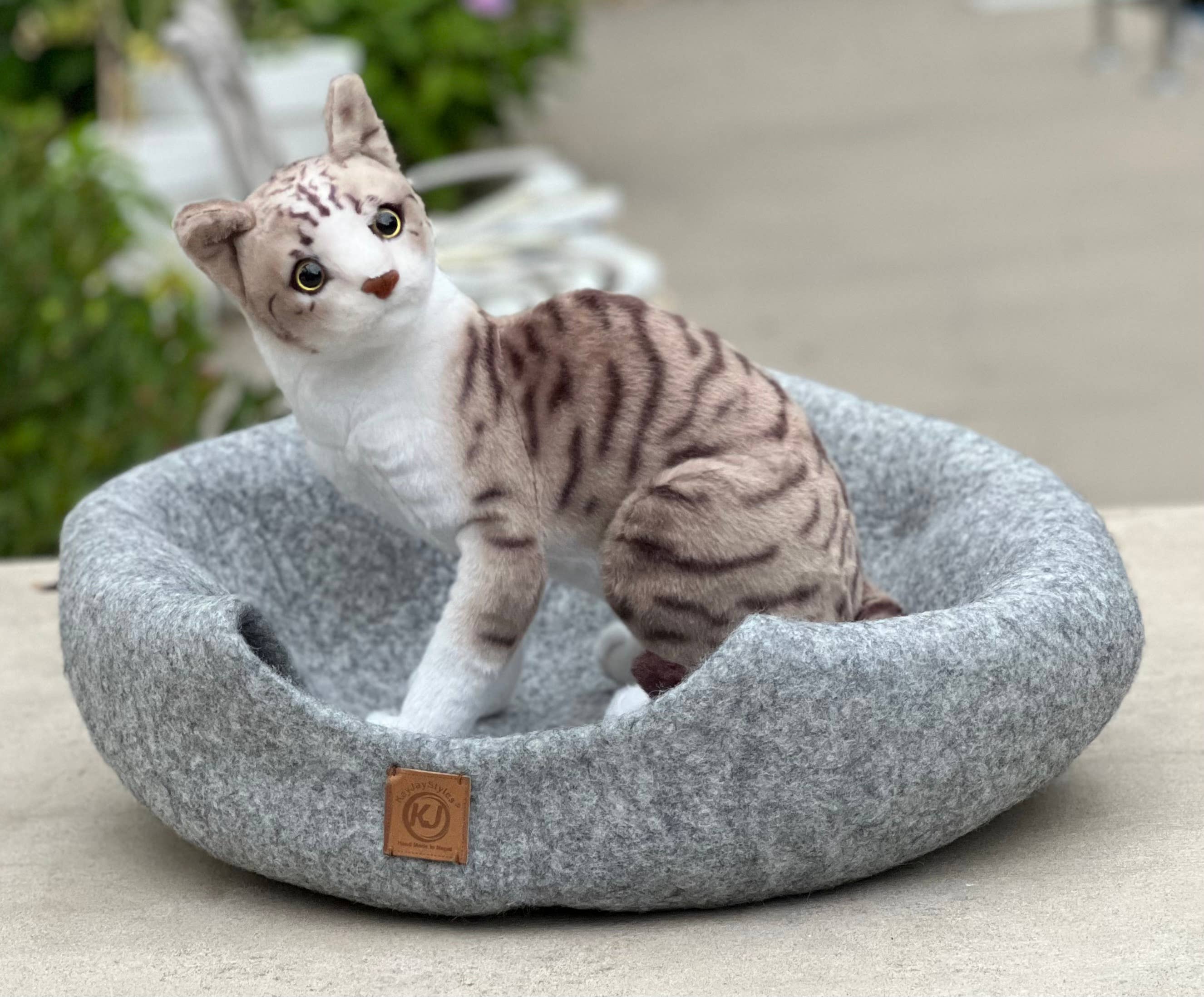 Lungta Imports - Wholesale Pet Cave - Cat/Dog - Hand Made Felt Wool Cat Cave / Cat Bed / Warm Cat House (Cop9