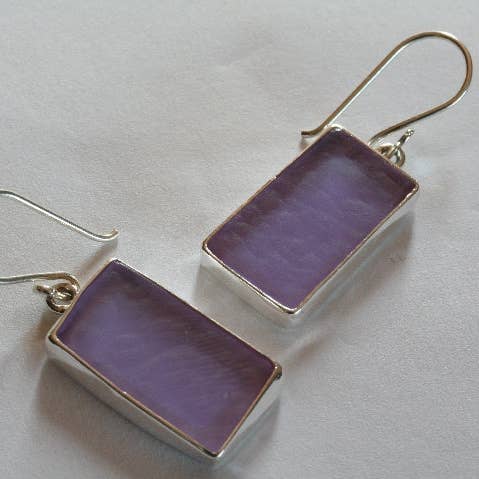 Violette rechteckige Meerglas-Ohrringe für den Großhandel von Makers & Providers